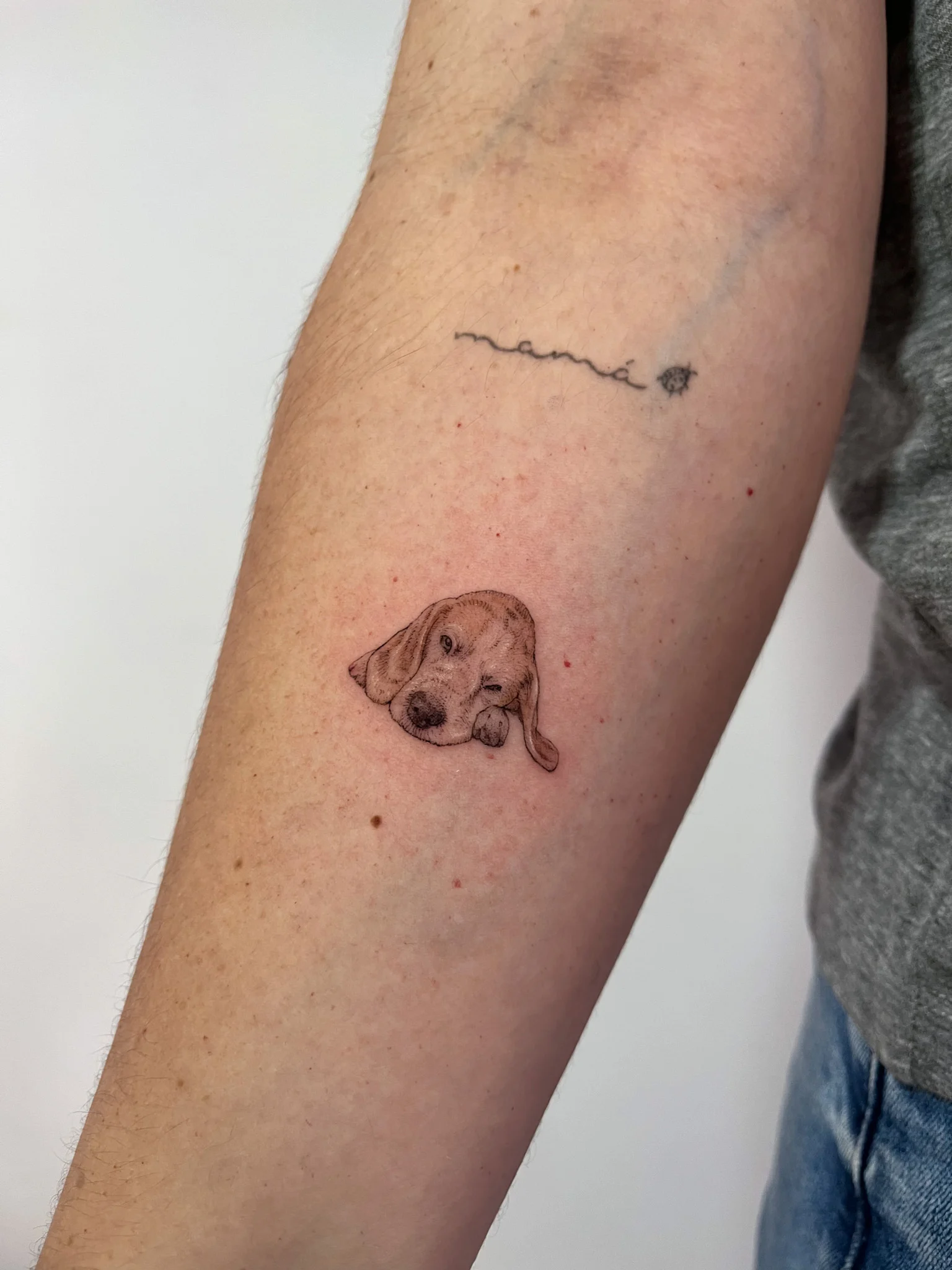 Tatuaje de retrato personalizado trabajado con detalle y composición cuidada.